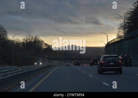 Massachusetts, USA. November 2024. Am frühen Morgen fahren Pendler westlich von Boston auf der Route 2 East mit ihren Autos in die Stadt. (Kreditbild: © Kenneth Martin/ZUMA Press Wire) NUR REDAKTIONELLE VERWENDUNG! Nicht für kommerzielle ZWECKE! Stockfoto