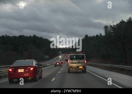 Massachusetts, USA. November 2024. Am frühen Morgen fahren Pendler westlich von Boston auf der Route 2 East mit ihren Autos in die Stadt. (Kreditbild: © Kenneth Martin/ZUMA Press Wire) NUR REDAKTIONELLE VERWENDUNG! Nicht für kommerzielle ZWECKE! Stockfoto