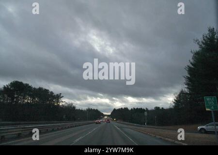 Massachusetts, USA. November 2024. Am frühen Morgen fahren Pendler westlich von Boston auf der Route 2 East mit ihren Autos in die Stadt. (Kreditbild: © Kenneth Martin/ZUMA Press Wire) NUR REDAKTIONELLE VERWENDUNG! Nicht für kommerzielle ZWECKE! Stockfoto