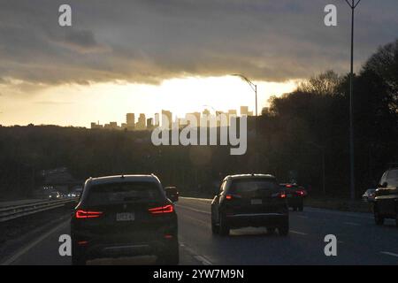 Massachusetts, USA. November 2024. Am frühen Morgen fahren Pendler westlich von Boston auf der Route 2 East mit ihren Autos in die Stadt. (Kreditbild: © Kenneth Martin/ZUMA Press Wire) NUR REDAKTIONELLE VERWENDUNG! Nicht für kommerzielle ZWECKE! Stockfoto