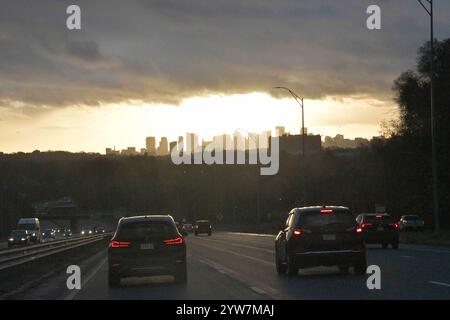 Massachusetts, USA. November 2024. Am frühen Morgen fahren Pendler westlich von Boston auf der Route 2 East mit ihren Autos in die Stadt. (Kreditbild: © Kenneth Martin/ZUMA Press Wire) NUR REDAKTIONELLE VERWENDUNG! Nicht für kommerzielle ZWECKE! Stockfoto