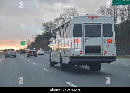 Massachusetts, USA. November 2024. Am frühen Morgen fahren Pendler westlich von Boston auf der Route 2 East mit ihren Autos in die Stadt. (Kreditbild: © Kenneth Martin/ZUMA Press Wire) NUR REDAKTIONELLE VERWENDUNG! Nicht für kommerzielle ZWECKE! Stockfoto