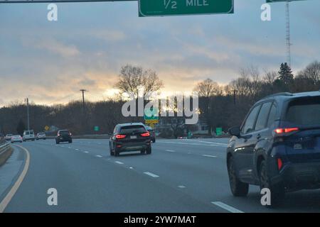 Massachusetts, USA. November 2024. Am frühen Morgen fahren Pendler westlich von Boston auf der Route 2 East mit ihren Autos in die Stadt. (Kreditbild: © Kenneth Martin/ZUMA Press Wire) NUR REDAKTIONELLE VERWENDUNG! Nicht für kommerzielle ZWECKE! Stockfoto