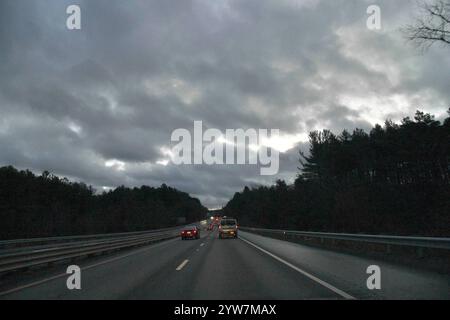 Massachusetts, USA. November 2024. Am frühen Morgen fahren Pendler westlich von Boston auf der Route 2 East mit ihren Autos in die Stadt. (Kreditbild: © Kenneth Martin/ZUMA Press Wire) NUR REDAKTIONELLE VERWENDUNG! Nicht für kommerzielle ZWECKE! Stockfoto