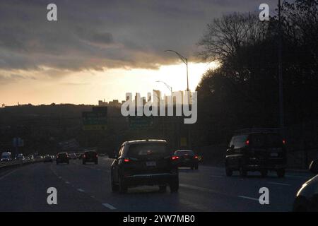 Massachusetts, USA. November 2024. Am frühen Morgen fahren Pendler westlich von Boston auf der Route 2 East mit ihren Autos in die Stadt. (Kreditbild: © Kenneth Martin/ZUMA Press Wire) NUR REDAKTIONELLE VERWENDUNG! Nicht für kommerzielle ZWECKE! Stockfoto