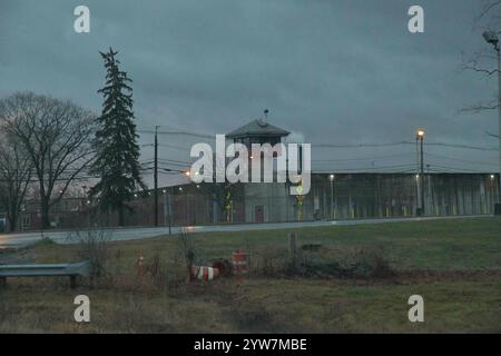 Massachusetts, USA. November 2024. Am frühen Morgen fahren Pendler westlich von Boston auf der Route 2 East mit ihren Autos in die Stadt. (Kreditbild: © Kenneth Martin/ZUMA Press Wire) NUR REDAKTIONELLE VERWENDUNG! Nicht für kommerzielle ZWECKE! Stockfoto