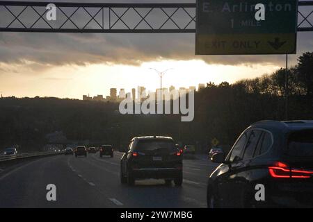 Massachusetts, USA. November 2024. Am frühen Morgen fahren Pendler westlich von Boston auf der Route 2 East mit ihren Autos in die Stadt. (Kreditbild: © Kenneth Martin/ZUMA Press Wire) NUR REDAKTIONELLE VERWENDUNG! Nicht für kommerzielle ZWECKE! Stockfoto