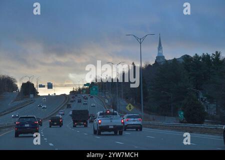 Massachusetts, USA. November 2024. Am frühen Morgen fahren Pendler westlich von Boston auf der Route 2 East mit ihren Autos in die Stadt. (Kreditbild: © Kenneth Martin/ZUMA Press Wire) NUR REDAKTIONELLE VERWENDUNG! Nicht für kommerzielle ZWECKE! Stockfoto