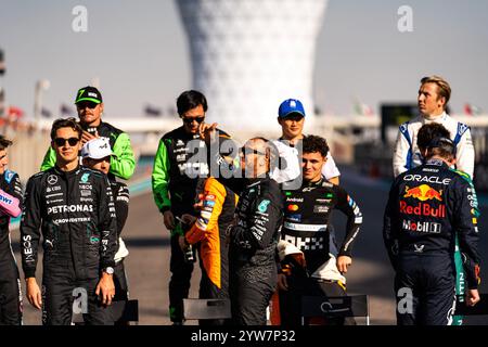 Abu Dhabi, Vereinigte Arabische Emirate. Dezember 2024. Der englische Fahrer Lewis Hamilton (C) des Mercedes AMG Petronas F1 Teams begrüßt die Fans vor dem Rennen des Formel 1 Abu Dhabi Grand Prix auf dem Yas Marina Circuit. Quelle: SOPA Images Limited/Alamy Live News Stockfoto