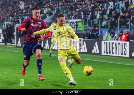 Turin, Italien. Dezember 2024. (R-L) Teun Koopmeiners vom Juventus FC in Aktion mit Emil Holm vom Bologna FC während des Fußballspiels der Serie A 2024/25 zwischen Juventus FC und Bologna FC im Allianz Stadium. Endpunktzahl: Juventus 2: 2 Bologna (Foto: Fabrizio Carabelli/SOPA Images/SIPA USA) Credit: SIPA USA/Alamy Live News Stockfoto