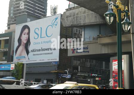 Bangkok, Thailand - 26. November 2024: BTS-Station in Bangkok, Eingangstreppe Stockfoto