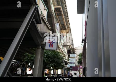 Bangkok, Thailand - 26. November 2024: BTS-Station in Bangkok, Eingangstreppe Stockfoto