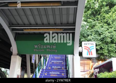 Bangkok, Thailand - 26. November 2024: BTS-Station in Bangkok, Eingangstreppe phrom phong Stockfoto