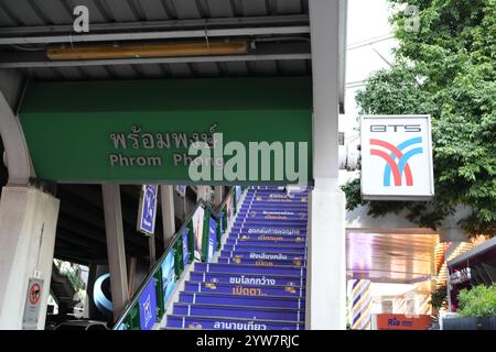 Bangkok, Thailand - 26. November 2024: BTS-Station in Bangkok, Eingangstreppe phrom phong Stockfoto