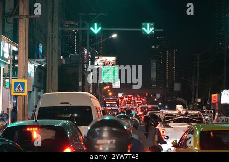 Bangkok, Thailand - 26. November 2024: Nachtverkehr in Bangkok Thailand Stockfoto