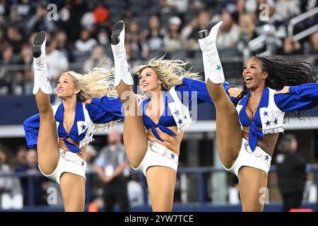 Arlington, Usa. Dezember 2024. Die Cheerleader der Dallas Cowboys treten am Montag, den 9. Dezember 2024, im AT&T Stadium in Arlington, Texas beim Spiel der Dallas Cowboys und Cincinnati Bengals auf. Foto: Ian Halperin/UPI Credit: UPI/Alamy Live News Stockfoto