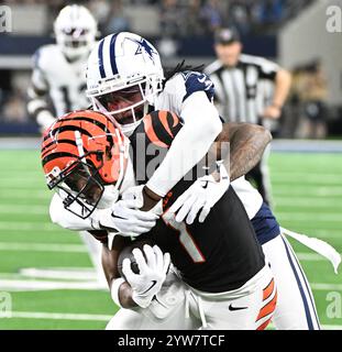 Arlington, Usa. Dezember 2024. Dallas Cowboys Trevon Diggs spielt am Montag, den 9. Dezember 2024, im AT&T Stadium in Arlington, Texas die Cincinnati Bengals Ja'Marr Chase. Foto: Ian Halperin/UPI Credit: UPI/Alamy Live News Stockfoto