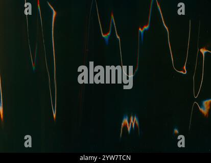 Überlagerung von Störgeräuschen. Verzerrungsartefakte. Staubkratzende Textur. Weiß orange blaue Farbe Licht Flare rgb Split Wave Distress Display dunkle Illustration Kunst abstrakten Hintergrund. Stockfoto
