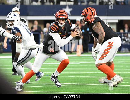 Arlington, Usa. Dezember 2024. Cincinnati Bengals Joe Burrow kämpft am Montag, 9. Dezember 2024, im AT&T Stadium in Arlington, Texas gegen die Dallas Cowboys. Foto: Ian Halperin/UPI Credit: UPI/Alamy Live News Stockfoto