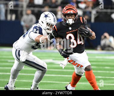 Arlington, Usa. Dezember 2024. Dallas Cowboys Marshawn Kneeland jagt Cincinnati Bengals Khalil Herbert am Montag, 9. Dezember 2024, im AT&T Stadium in Arlington, Texas. Foto: Ian Halperin/UPI Credit: UPI/Alamy Live News Stockfoto