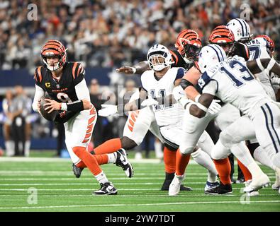 Arlington, Usa. Dezember 2024. Cincinnati Bengals Joe Burrow kämpft am Montag, 9. Dezember 2024, im AT&T Stadium in Arlington, Texas, gegen die Dallas Cowboys aus der Tasche. Foto: Ian Halperin/UPI Credit: UPI/Alamy Live News Stockfoto