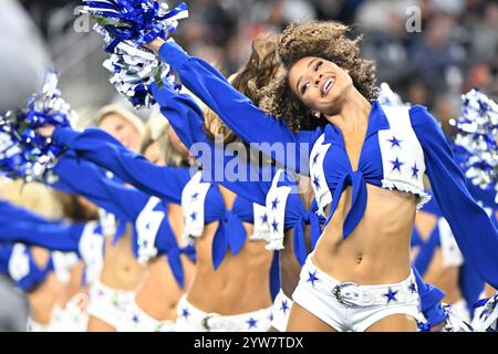 Arlington, Usa. Dezember 2024. Die Cheerleader der Dallas Cowboys treten am Montag, den 9. Dezember 2024, im AT&T Stadium in Arlington, Texas beim Spiel der Dallas Cowboys und Cincinnati Bengals auf. Foto: Ian Halperin/UPI Credit: UPI/Alamy Live News Stockfoto