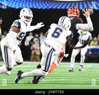 Arlington, Usa. Dezember 2024. Dallas Cowboys Donovan Wilson stellt am Montag, den 9. Dezember 2024, im AT&T Stadium in Arlington, Texas, Cincinnati Bengals Joe Burrow zusammen. Foto: Ian Halperin/UPI Credit: UPI/Alamy Live News Stockfoto