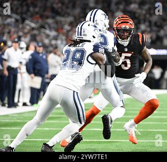 Arlington, Usa. Dezember 2024. Cincinnati Bengals Tee Higgins trifft am Montag, den 9. Dezember 2024, im AT&T Stadium in Arlington, Texas auf die Verteidiger der Dallas Cowboys. Foto: Ian Halperin/UPI Credit: UPI/Alamy Live News Stockfoto