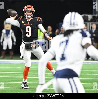 Arlington, Usa. Dezember 2024. Cincinnati Bengals Joe Burrow wirft am Montag, den 9. Dezember 2024, im AT&T Stadium in Arlington, Texas gegen die Dallas Cowboys. Foto: Ian Halperin/UPI Credit: UPI/Alamy Live News Stockfoto