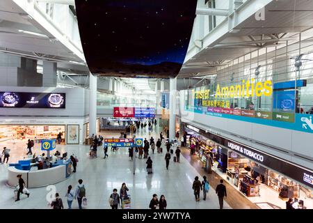 Seoul, Korea - 15. März 2017: Innenraum der Transitlounge und Duty-Free-Geschäfte am Incheon International Airport, dem größten Flughafen Südkoreas. Stockfoto