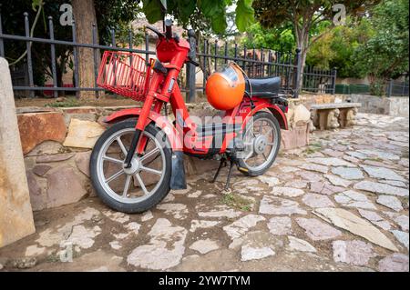 Sahagun, Spanien: 2024. Septemeber 19: Vespino ALX Motorrad, 49 ccm, Jahr 1983 in der Stadt Sahagun in Palencia, Spanien. Stockfoto