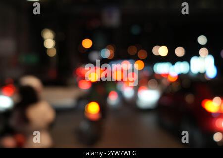 Mehrfarbiger Bokeh-heller Hintergrund. Bokeh-Licht in der Nachtstraße. Buntes Bokeh des Stadtlichts bei Nacht, Landschaftshintergrund. Verschwommene Sicht auf die Stadt tr Stockfoto