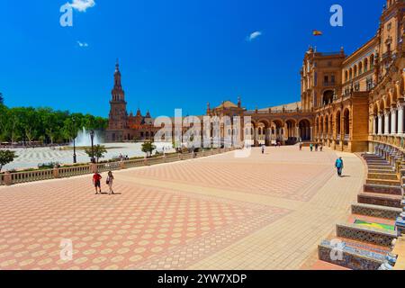 Panoramablick auf die wunderschöne Plaza de Espana in Sevilla, Spanien Stockfoto