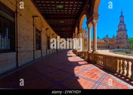 Panoramablick auf die wunderschöne Plaza de Espana in Sevilla, Spanien Stockfoto