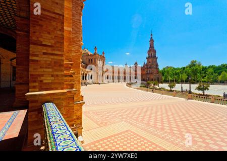 Panoramablick auf die wunderschöne Plaza de Espana in Sevilla, Spanien Stockfoto