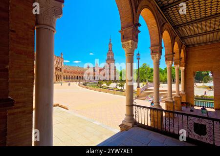 Panoramablick auf die wunderschöne Plaza de Espana in Sevilla, Spanien Stockfoto