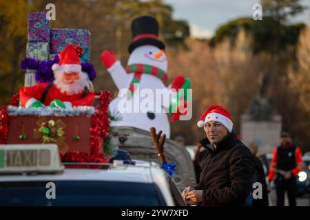 Madrid, Spanien. Dezember 2024. Taxiluz-Taxiluz-Taxifahrer schmücken ihre Fahrzeuge. Rund 200 freiwillige Taxifahrer bringen in einer neuen Ausgabe von „Taxiluz“ Hunderte von älteren Menschen in Pflegeheimen und Dutzende kranke Kinder in Krankenhäusern durch die Straßen des Zentrums Madrids. Mit dieser Initiative konnten ältere Menschen und Kinder die Weihnachtsbeleuchtung genießen, die Madrid zu dieser Jahreszeit erleuchtet. Quelle: SOPA Images Limited/Alamy Live News Stockfoto