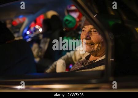 Madrid, Spanien. Dezember 2024. Eine ältere Frau, die während einer neuen Ausgabe von Taxiluz gesehen wurde. Rund 200 freiwillige Taxifahrer bringen in einer neuen Ausgabe von „Taxiluz“ Hunderte von älteren Menschen in Pflegeheimen und Dutzende kranke Kinder in Krankenhäusern durch die Straßen des Zentrums Madrids. Mit dieser Initiative konnten ältere Menschen und Kinder die Weihnachtsbeleuchtung genießen, die Madrid zu dieser Jahreszeit erleuchtet. (Foto: David Canales/SOPA Images/SIPA USA) Credit: SIPA USA/Alamy Live News Stockfoto