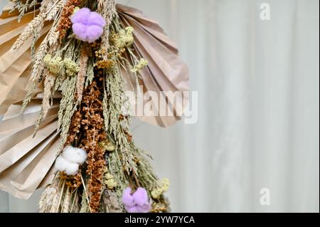 Dekoration aus getrockneten Blumen und Papier. Mock Up Stockfoto