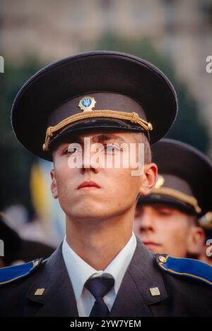 Ukrainische Soldaten auf dem Maidan-Platz (Майдан Незалежності) während der Feier des ersten Jahrestages der ukrainischen Unabhängigkeit in Kiew, Ukraine, 1992. Stockfoto