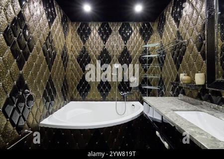 Ein stilvolles und modernes Badezimmer mit elegantem Fliesendesign, das alle Gäste in ihren Bann zieht Stockfoto