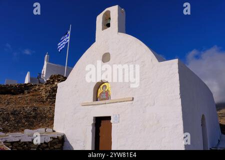 IOS: Agios Georgios Kapelle mit Mosaiken und Agios Nikolaos Kapelle mit griechischer Flagge auf dem felsigen Hügel von iOS (IO) Chora Stadt, iOS, Kykladen Insel, Griechenland Stockfoto