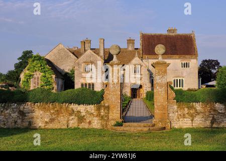 Lytes Cary: Lytes Cary Manor, Steinzaun, Tor und Garten kurz nach Sonnenaufgang in Kingsdon, Somerton, Somerset, England, Großbritannien Stockfoto