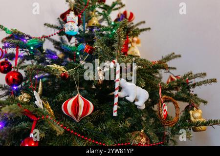 weihnachtsbaum mit Lichtern und verschiedenen Ornamenten Stockfoto