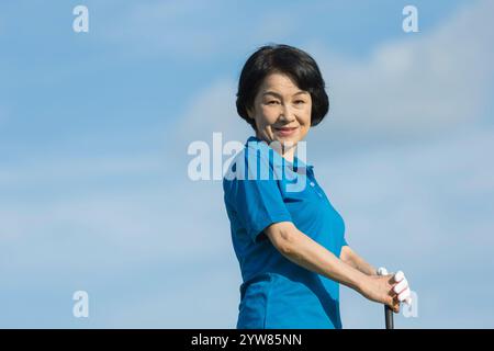 Porträt einer älteren Frau, die Golf spielt Stockfoto