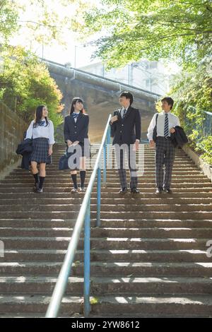 Highschool-Schüler auf dem Weg zur Schule Stockfoto