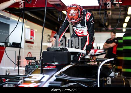 OCON Esteban (fra), Haas F1 Team VF-24 Ferrari, Porträt während des Formel 1 Abu Dhabi Nachsaisontests 2024, am 10. Dezember 2024 auf dem Yas Marina Circuit in Abu Dhabi, Vereinigte Arabische Emirate Stockfoto