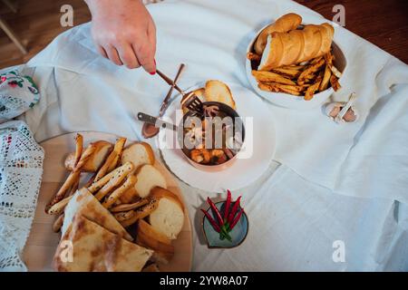 Meeresfrüchte-Suppe mit Brot in der Küche Stockfoto