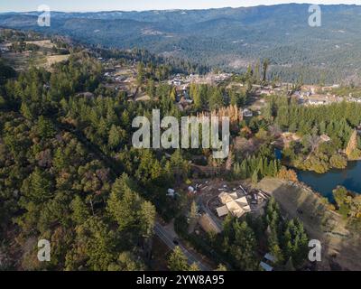 Ein Blick aus der Vogelperspektive auf die Santa Cruz Berge in der San Francisco Bay Area von Kalifornien und die Häuser, die gerade gebaut werden. Stockfoto