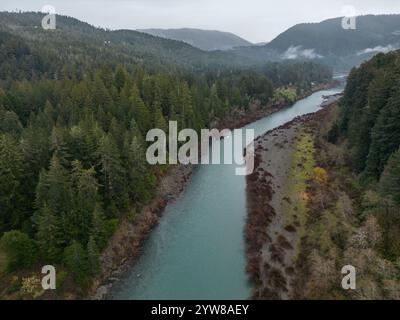 Der Smith River fließt durch den nordkalifornischen Wald in einer dramatischen und wunderschönen Landschaft. Aus der Vogelperspektive. Stockfoto